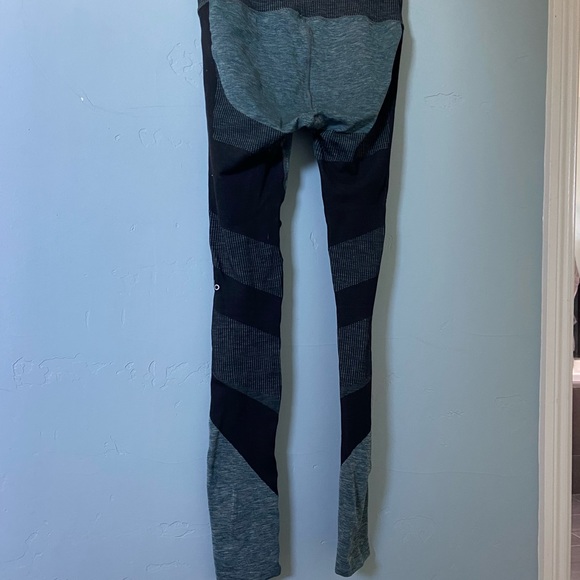 Alo yoga pants - Picture 6 of 6